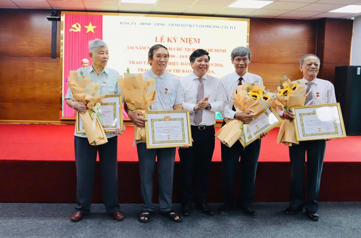 Đảng bộ Phường Tây Tựu tổ chức Lễ trao tặng Huy hiệu Đảng đợt 19/5- Ảnh 3.