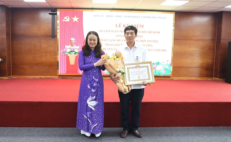 Đảng bộ Phường Tây Tựu tổ chức Lễ trao tặng Huy hiệu Đảng đợt 19/5- Ảnh 4.