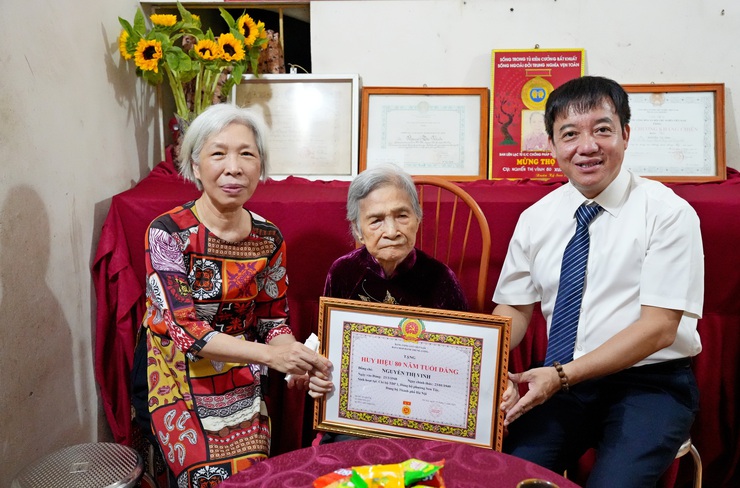 PHƯỜNG SƠN TÂY TRAO HUY HIỆU 80 NĂM TUỔI ĐẢNG ĐỢT 19/5/2026 TẠI NHÀ RIÊNG CHO ĐẢNG VIÊN LÃO THÀNH- Ảnh 3.