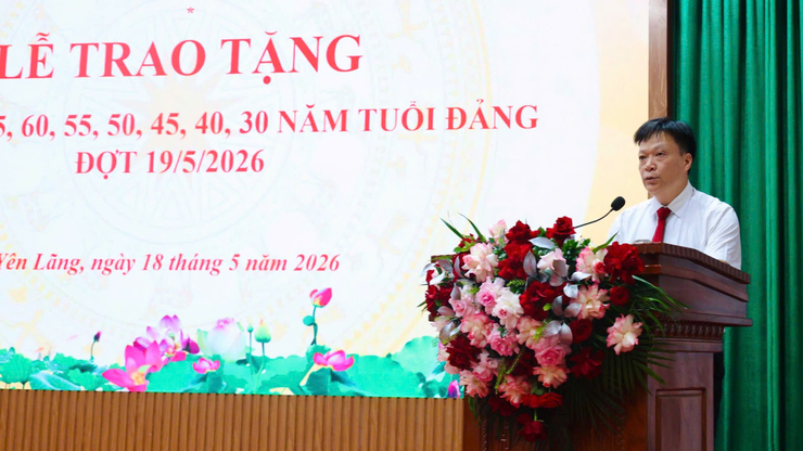 Xã Yên Lãng tổ chức trao Huy hiệu Đảng đợt 19/5 cho 41 đảng viên- Ảnh 2.