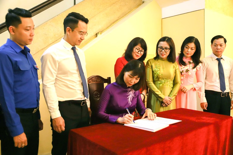 Phường Hoàn Kiếm dâng hương tưởng niệm Chủ tịch Hồ Chí Minh nhân kỷ niệm 136 năm Ngày sinh của Người (19/5/1890 – 19/5/2026)- Ảnh 2.