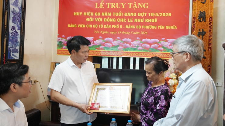 Đảng ủy phường Yên Nghĩa tổ chức Lễ truy tặng Huy hiệu 60 năm tuổi Đảng tại nhà cho đảng viên- Ảnh 2.