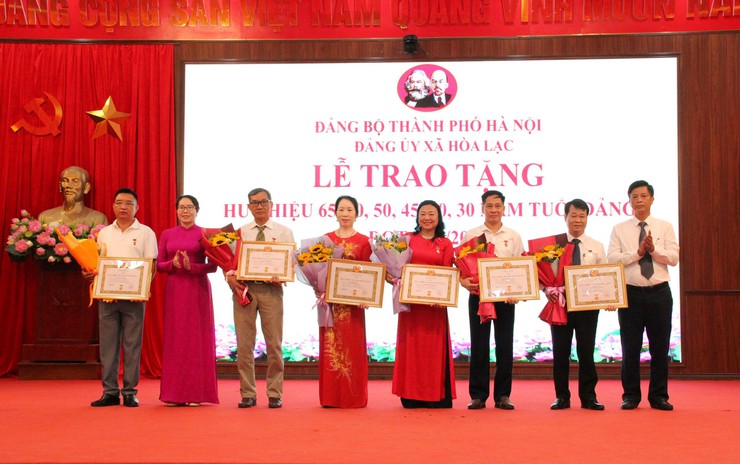 Đảng bộ xã Hòa Lạc trang trọng trao tặng Huy hiệu Đảng đợt 19/5/2026- Ảnh 9.