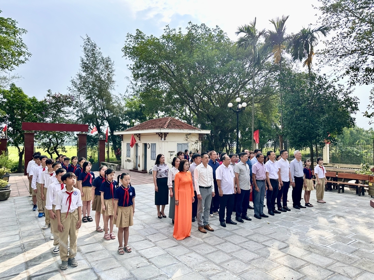 Đảng ủy - HĐND - UBND - UB.MTTQ Việt Nam xã Đại Thanh dâng hương, dâng hoa nhân kỷ niệm 136 năm Ngày sinh Chủ tịch Hồ Chí Minh (19/5/1890 - 19/5/2026)- Ảnh 5.