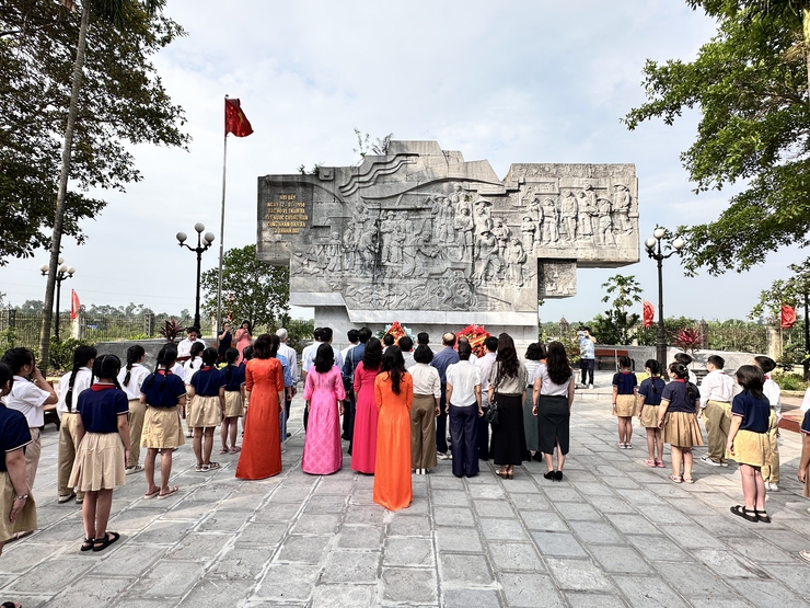 Đảng ủy - HĐND - UBND - UB.MTTQ Việt Nam xã Đại Thanh dâng hương, dâng hoa nhân kỷ niệm 136 năm Ngày sinh Chủ tịch Hồ Chí Minh (19/5/1890 - 19/5/2026)- Ảnh 11.