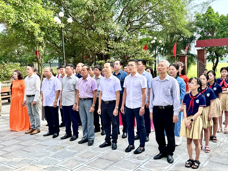 Đảng ủy - HĐND - UBND - UB.MTTQ Việt Nam xã Đại Thanh dâng hương, dâng hoa nhân kỷ niệm 136 năm Ngày sinh Chủ tịch Hồ Chí Minh (19/5/1890 - 19/5/2026)- Ảnh 4.