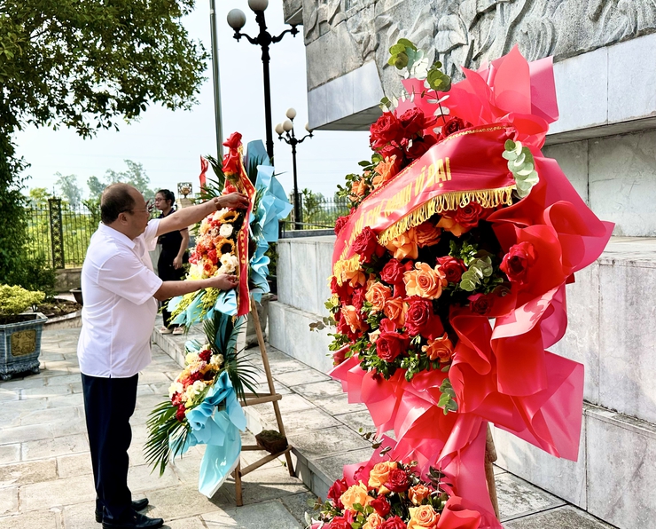 Đảng ủy - HĐND - UBND - UB.MTTQ Việt Nam xã Đại Thanh dâng hương, dâng hoa nhân kỷ niệm 136 năm Ngày sinh Chủ tịch Hồ Chí Minh (19/5/1890 - 19/5/2026)- Ảnh 3.