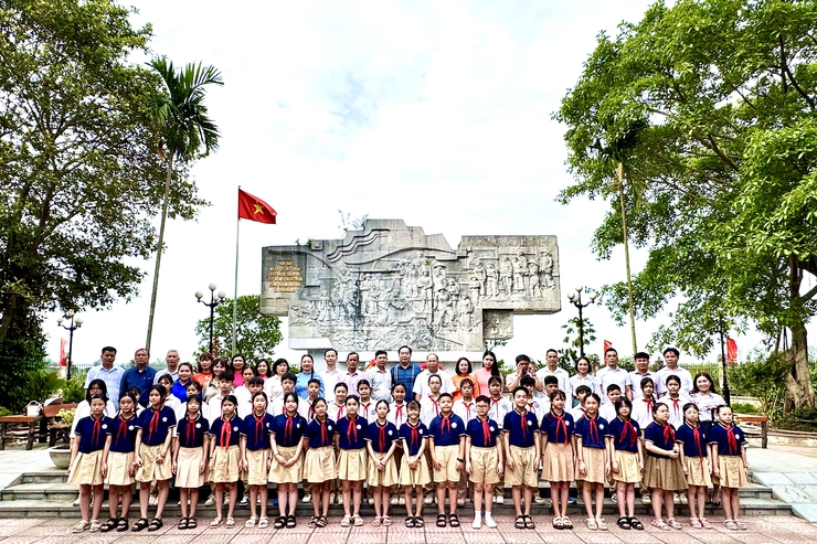 Đảng ủy - HĐND - UBND - UB.MTTQ Việt Nam xã Đại Thanh dâng hương, dâng hoa nhân kỷ niệm 136 năm Ngày sinh Chủ tịch Hồ Chí Minh (19/5/1890 - 19/5/2026)- Ảnh 6.
