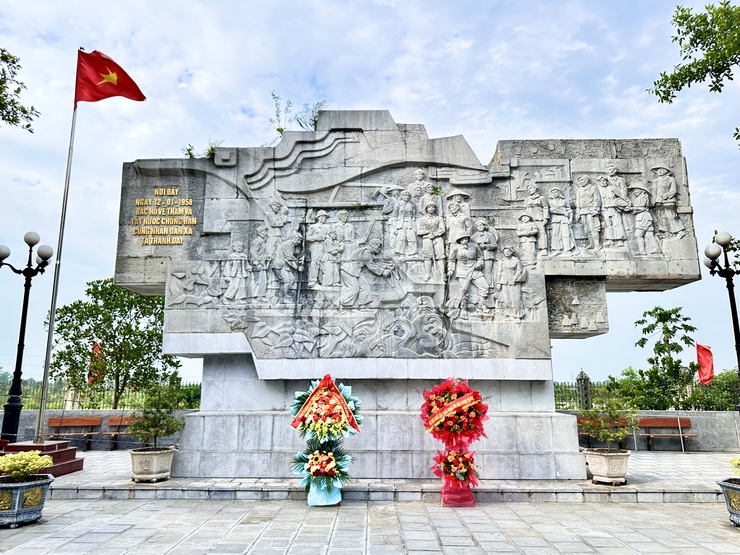 Đảng ủy - HĐND - UBND - UB.MTTQ Việt Nam xã Đại Thanh dâng hương, dâng hoa nhân kỷ niệm 136 năm Ngày sinh Chủ tịch Hồ Chí Minh (19/5/1890 - 19/5/2026)- Ảnh 1.
