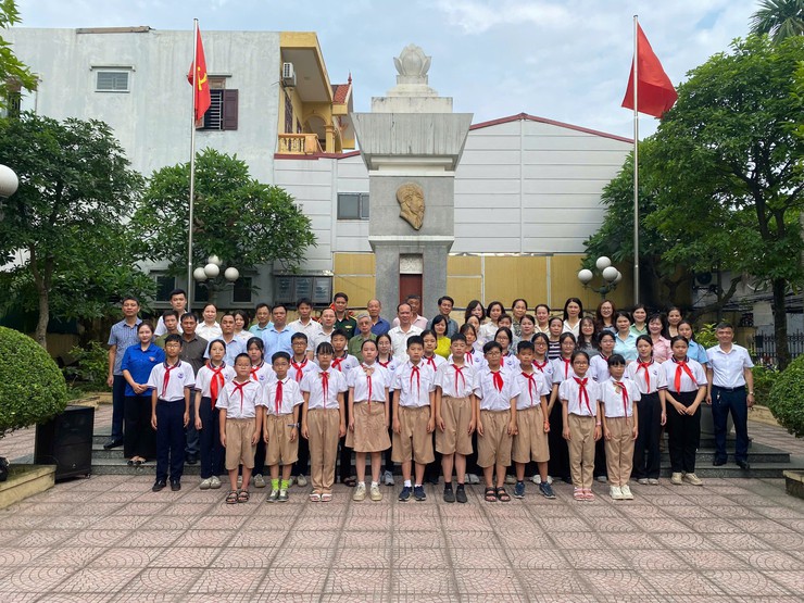 Đảng ủy - HĐND - UBND - UB.MTTQ Việt Nam xã Đại Thanh dâng hương, dâng hoa nhân kỷ niệm 136 năm Ngày sinh Chủ tịch Hồ Chí Minh (19/5/1890 - 19/5/2026)- Ảnh 9.