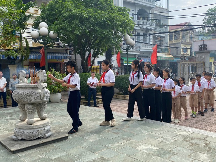 Đảng ủy - HĐND - UBND - UB.MTTQ Việt Nam xã Đại Thanh dâng hương, dâng hoa nhân kỷ niệm 136 năm Ngày sinh Chủ tịch Hồ Chí Minh (19/5/1890 - 19/5/2026)- Ảnh 8.