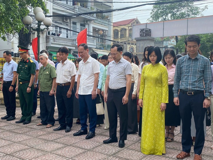 Đảng ủy - HĐND - UBND - UB.MTTQ Việt Nam xã Đại Thanh dâng hương, dâng hoa nhân kỷ niệm 136 năm Ngày sinh Chủ tịch Hồ Chí Minh (19/5/1890 - 19/5/2026)- Ảnh 7.