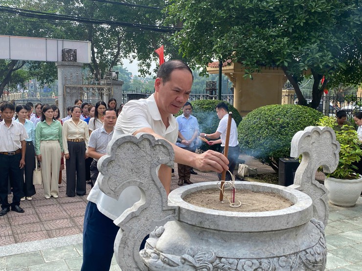 Đảng ủy - HĐND - UBND - UB.MTTQ Việt Nam xã Đại Thanh dâng hương, dâng hoa nhân kỷ niệm 136 năm Ngày sinh Chủ tịch Hồ Chí Minh (19/5/1890 - 19/5/2026)- Ảnh 2.