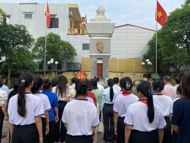 Đảng ủy - HĐND - UBND - UB.MTTQ Việt Nam xã Đại Thanh dâng hương, dâng hoa nhân kỷ niệm 136 năm Ngày sinh Chủ tịch Hồ Chí Minh (19/5/1890 - 19/5/2026)- Ảnh 10.