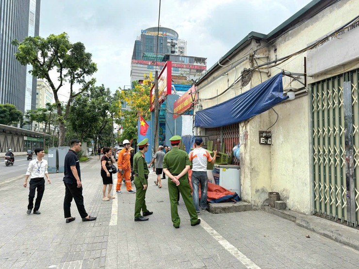 Phường Ô Chợ Dừa ra quân lập lại trật tự đô thị- Ảnh 1.