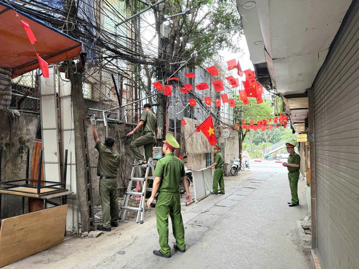 Phường Ô Chợ Dừa ra quân lập lại trật tự đô thị- Ảnh 2.