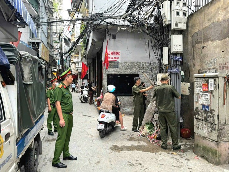 Phường Ô Chợ Dừa ra quân lập lại trật tự đô thị- Ảnh 3.