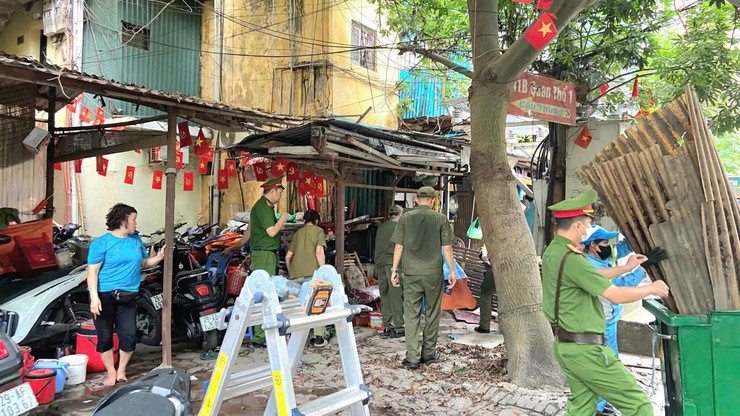 Phường Ô Chợ Dừa ra quân lập lại trật tự đô thị- Ảnh 4.