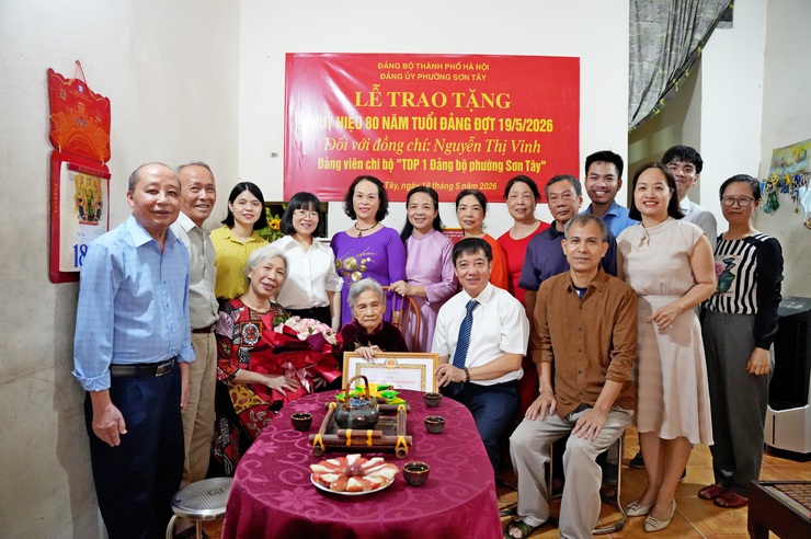 PHƯỜNG SƠN TÂY TRAO HUY HIỆU 80 NĂM TUỔI ĐẢNG ĐỢT 19/5/2026 TẠI NHÀ RIÊNG CHO ĐẢNG VIÊN LÃO THÀNH- Ảnh 5.