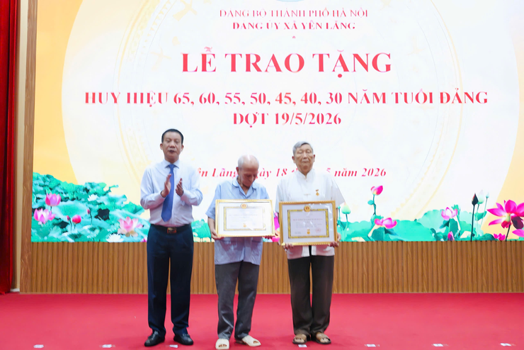 Xã Yên Lãng tổ chức trao Huy hiệu Đảng đợt 19/5 cho 41 đảng viên- Ảnh 3.