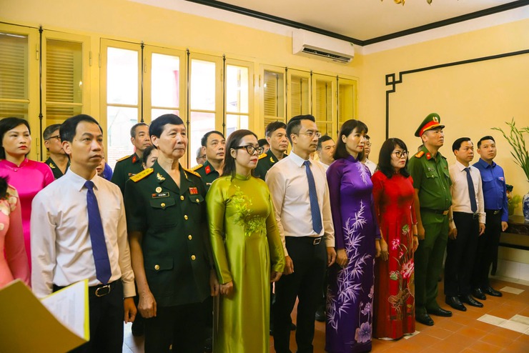 Phường Hoàn Kiếm dâng hương tưởng niệm Chủ tịch Hồ Chí Minh nhân kỷ niệm 136 năm Ngày sinh của Người (19/5/1890 – 19/5/2026)- Ảnh 1.