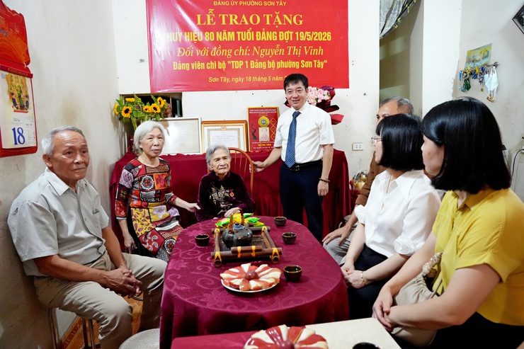 PHƯỜNG SƠN TÂY TRAO HUY HIỆU 80 NĂM TUỔI ĐẢNG ĐỢT 19/5/2026 TẠI NHÀ RIÊNG CHO ĐẢNG VIÊN LÃO THÀNH- Ảnh 6.