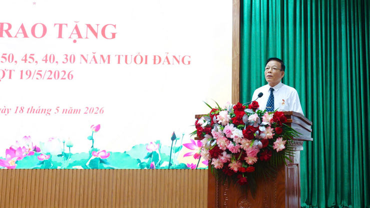 Xã Yên Lãng tổ chức trao Huy hiệu Đảng đợt 19/5 cho 41 đảng viên- Ảnh 4.