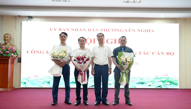 Phường Yên Nghĩa công bố và trao quyết định về công tác cán bộ- Ảnh 1.