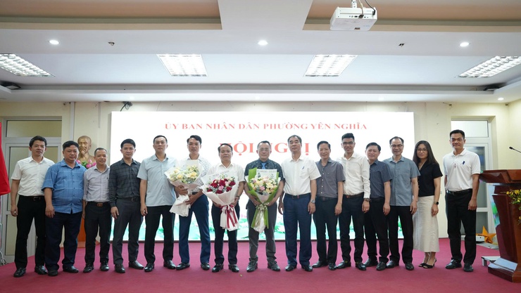Phường Yên Nghĩa công bố và trao quyết định về công tác cán bộ- Ảnh 4.