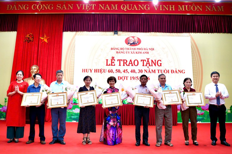 ĐẢNG BỘ XÃ KIM ANH TỔ CHỨC LỄ TRAO HUY HIỆU ĐẢNG- Ảnh 3.
