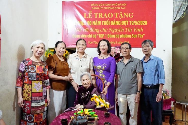 PHƯỜNG SƠN TÂY TRAO HUY HIỆU 80 NĂM TUỔI ĐẢNG ĐỢT 19/5/2026 TẠI NHÀ RIÊNG CHO ĐẢNG VIÊN LÃO THÀNH- Ảnh 7.