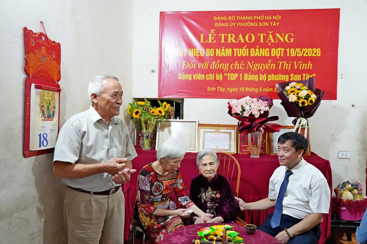 PHƯỜNG SƠN TÂY TRAO HUY HIỆU 80 NĂM TUỔI ĐẢNG ĐỢT 19/5/2026 TẠI NHÀ RIÊNG CHO ĐẢNG VIÊN LÃO THÀNH- Ảnh 4.