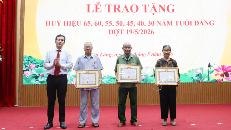 Xã Yên Lãng tổ chức trao Huy hiệu Đảng đợt 19/5 cho 41 đảng viên- Ảnh 6.