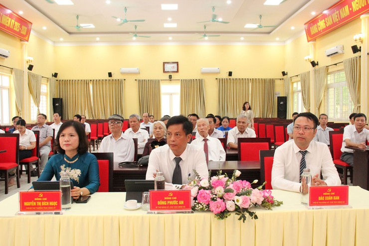 Đảng bộ xã Hòa Lạc trang trọng trao tặng Huy hiệu Đảng đợt 19/5/2026- Ảnh 2.