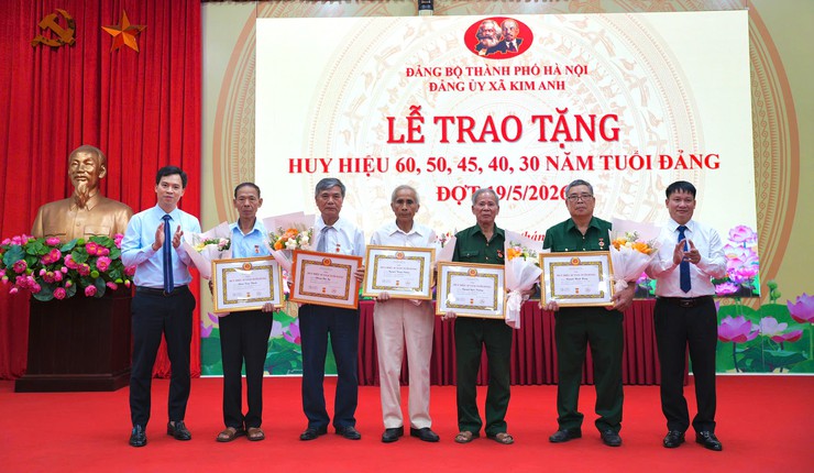 ĐẢNG BỘ XÃ KIM ANH TỔ CHỨC LỄ TRAO HUY HIỆU ĐẢNG- Ảnh 4.