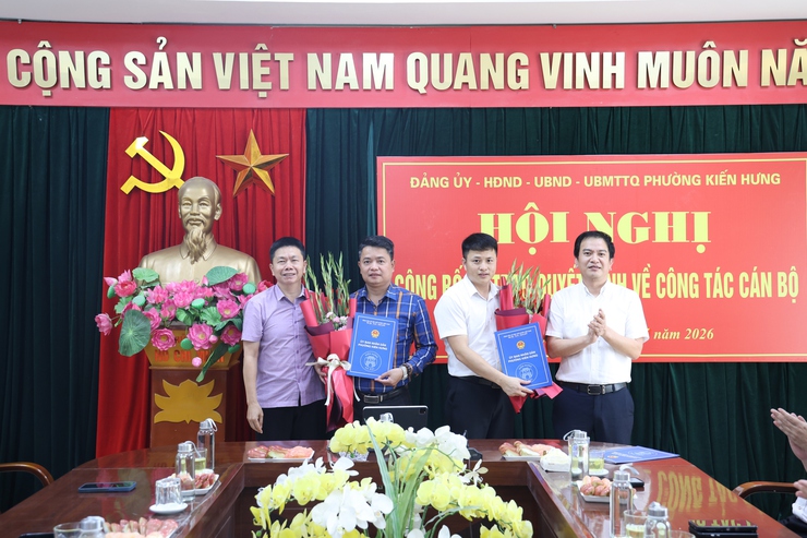UBND phường Kiến Hưng tổ chức hội nghị công bố và trao Quyết định về công tác cán bộ- Ảnh 1.