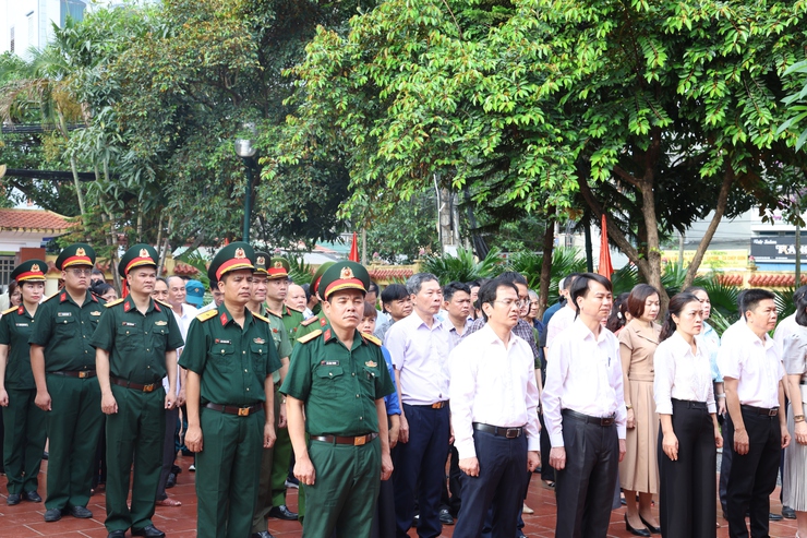 Đảng ủy - HĐND - UBND - UB.MTTQ phường Kiến Hưng dâng hương tưởng niệm Chủ tịch Hồ Chí Minh nhân kỷ niệm 136 năm Ngày sinh của Người- Ảnh 1.