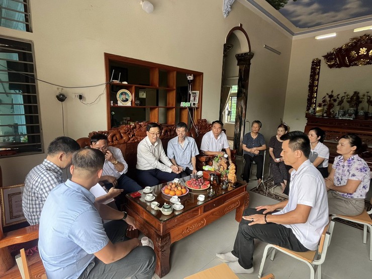 ĐẢNG ỦY XÃ BA VÌ TRAO TẶNG HUY HIỆU ĐẢNG ĐỢT 19/05/2026 TẠI NHÀ CHO CÁC ĐẢNG VIÊN LÃO THÀNH- Ảnh 4.