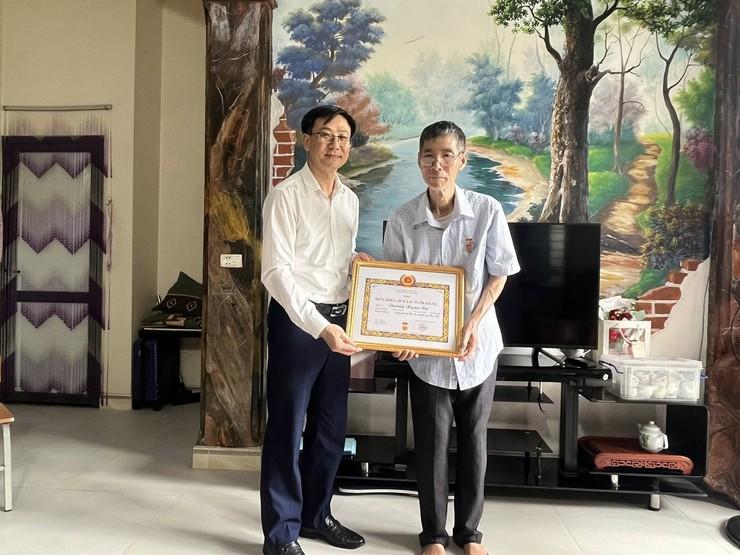 ĐẢNG ỦY XÃ BA VÌ TRAO TẶNG HUY HIỆU ĐẢNG ĐỢT 19/05/2026 TẠI NHÀ CHO CÁC ĐẢNG VIÊN LÃO THÀNH- Ảnh 3.