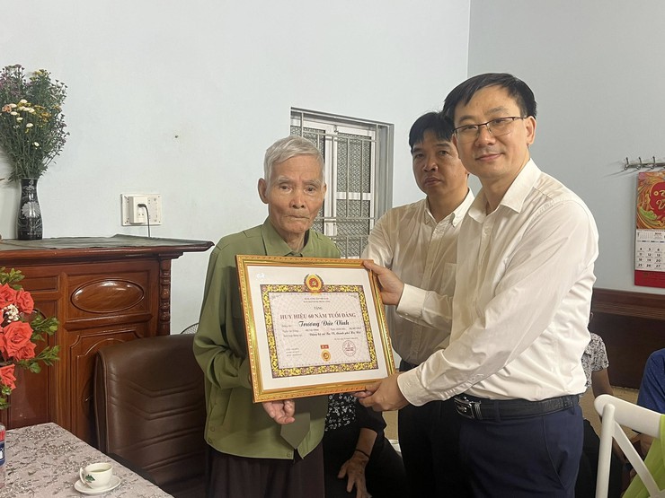 ĐẢNG ỦY XÃ BA VÌ TRAO TẶNG HUY HIỆU ĐẢNG ĐỢT 19/05/2026 TẠI NHÀ CHO CÁC ĐẢNG VIÊN LÃO THÀNH- Ảnh 1.