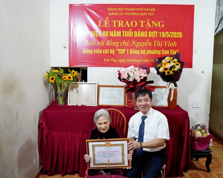 PHƯỜNG SƠN TÂY TRAO HUY HIỆU 80 NĂM TUỔI ĐẢNG ĐỢT 19/5/2026 TẠI NHÀ RIÊNG CHO ĐẢNG VIÊN LÃO THÀNH- Ảnh 2.