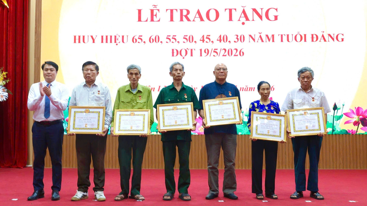 Xã Yên Lãng tổ chức trao Huy hiệu Đảng đợt 19/5 cho 41 đảng viên- Ảnh 7.