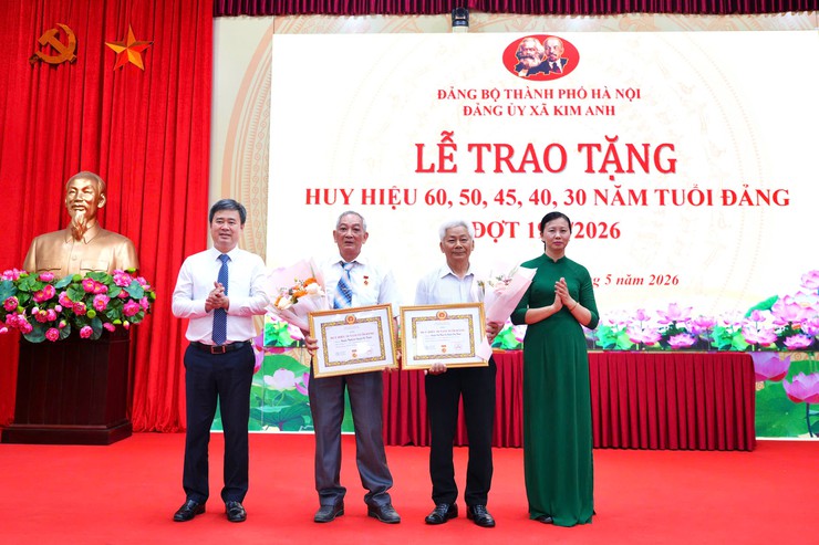 ĐẢNG BỘ XÃ KIM ANH TỔ CHỨC LỄ TRAO HUY HIỆU ĐẢNG- Ảnh 5.