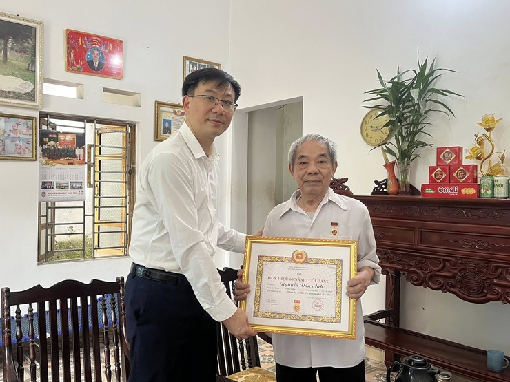 ĐẢNG ỦY XÃ BA VÌ TRAO TẶNG HUY HIỆU ĐẢNG ĐỢT 19/05/2026 TẠI NHÀ CHO CÁC ĐẢNG VIÊN LÃO THÀNH- Ảnh 2.