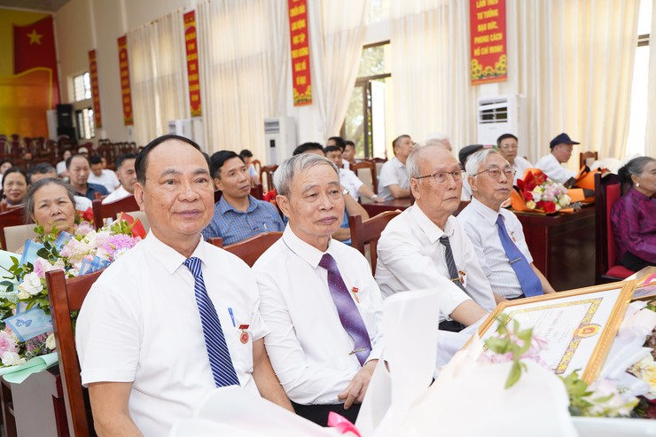 Xã Chuyên Mỹ trang trọng trao Huy hiệu Đảng đợt 19/5/2026 cho 31 Đảng viên- Ảnh 7.