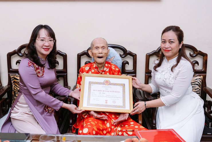 Phường Hai Bà Trưng long trọng tổ chức lễ trao tặng huy hiệu Đảng đợt 19/5/2026- Ảnh 5.
