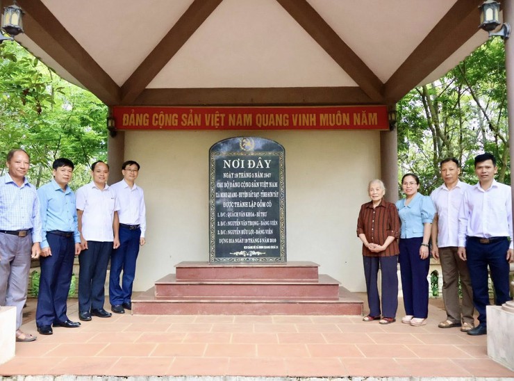 Thường trực Đảng ủy, Ban Thường vụ Đảng ủy xã Ba Vì thăm địa điểm nơi thành lập Chi bộ Đảng đầu tiên của xã Minh Quang (cũ), nay thuộc xã Ba Vì- Ảnh 1.