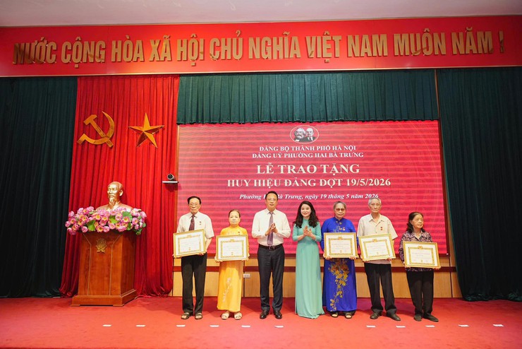 Phường Hai Bà Trưng long trọng tổ chức lễ trao tặng huy hiệu Đảng đợt 19/5/2026- Ảnh 10.
