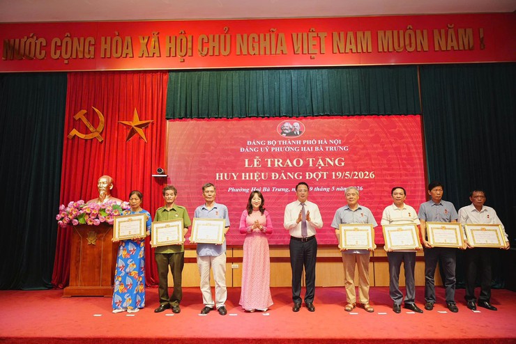 Phường Hai Bà Trưng long trọng tổ chức lễ trao tặng huy hiệu Đảng đợt 19/5/2026- Ảnh 11.