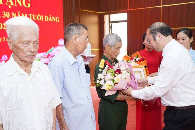 Xã Chuyên Mỹ trang trọng trao Huy hiệu Đảng đợt 19/5/2026 cho 31 Đảng viên- Ảnh 3.